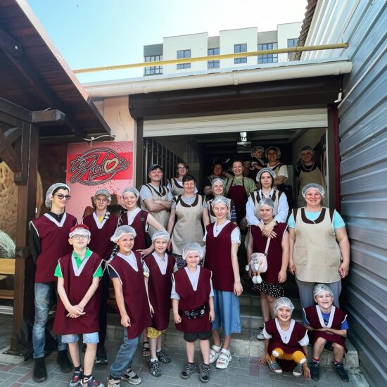 Visite de la chocolaterie TeAdor avec les familles ukrainiennes en Moldavie